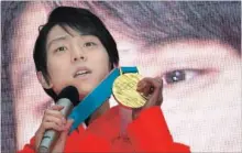  ?? SHIZUO KAMBAYASHI THE ASSOCIATED PRESS ?? Japanese skater Yuzuru Hanyu shows off a medal in Tokyo on Tuesday.