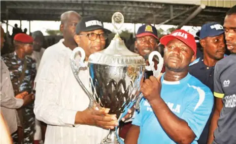  ??  ?? Bauchi State Executive Governor, Barrister Mohammed Abubakar (left) presents the Governor’s Cup to the patron and Skipper of Bauchi MA team, Comrade Aliyu Illelah at the Prize Presentati­on ceremony of the 2018 Bauchi annual polo tournament