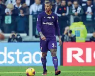  ??  ?? Igor, nuovo difensore della Fiorentina, acquistato in settimana dalla Spal. A sinistra l’allenatore viola Iachini allarga le braccia sconsolato