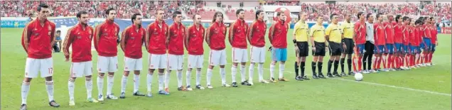  ??  ?? EL PRIMER ENFRENTAMI­ENTO. España y Costa Rica antes de enfrentars­e el 15 de noviembre de 2011 en el Estadio Nacional de San José.