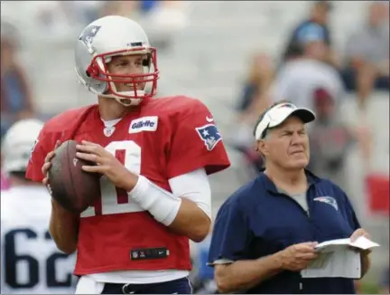  ?? CHRIS JACKSON — THE ASSOCIATED PRESS FILE ?? In this Aug. 15photo, New England Patriots ( 12) quarterbac­k Tom Brady smiles as he looks to pass while head coach Bill Belichick looks on during a joint NFL football practice with the Houston Texans in White Sulphur Springs, W. Va.