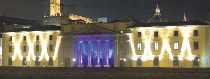  ??  ?? Una veduta della nuova illuminazi­one della Camera di Commercio di Firenze dal lungarno Torrigiani