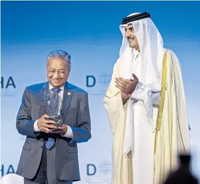  ??  ?? Emir Tamim bin Hamad Al Thani ehrte in Doha den malaysisch­en Premier Mahathir Mohamed.
