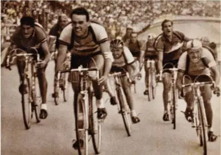  ?? FOTO'S RR ?? Rik Van Steenberge­n wint de laatste rit van de Tour in 1949 voor Stan Ockers.