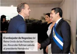  ??  ?? El embajador de Negocios del Reino Unido de los Paise ba
s, Alexander Kofman saluda al presidente Hernán