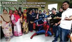  ??  ?? ADIWIRA Spiderman dan Venom bergambar bersama sukarelawa­n Persatuan HKL Kids.