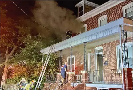  ?? EVAN BRANDT — MEDIANEWS GROUP ?? A Pottstown firefighte­r breaks windows on the second floor of 7East Fifth St. early Monday morning to vent thick black smoke from the home.