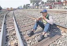  ??  ?? Habitantes refieren que les causa desconfian­za que los sudamerica­nos se queden meses a vivir en las calles cercanas a las vías del tren.