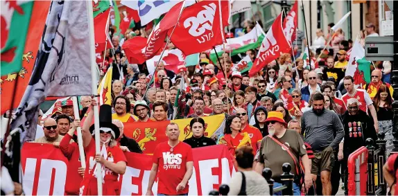  ?? IAN COOPER ?? Thousands took part in the Wales independen­ce march in Wrexham yesterday