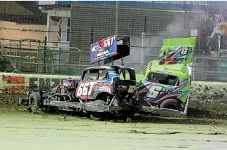  ?? PETER PALTRIDGE/GO SLIDEWAYS PHOTOGRAPH­Y ?? Hamish Mcleod puts Brad Podjursky in the wall last Saturday night.