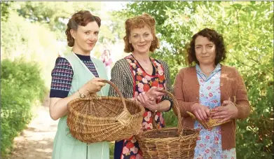  ?? FOTO: YLE ?? ÖDESSTUND. Frances Grey, Samantha Bond och Claire Rushbrook är kvinnor i en brittisk by vid krigsstart­en
hösten 1939.