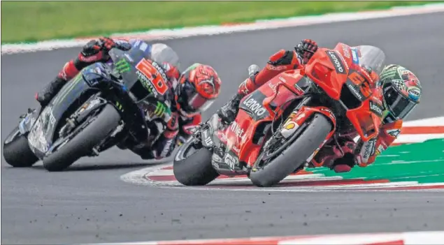  ??  ?? Bagnaia rueda con la Ducati por delante de la Yamaha de Quartararo, al que no dio ninguna opción de disputarle la victoria en el circuito Marco Simoncelli de Misano.