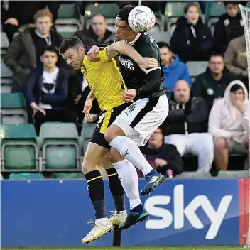  ??  ?? Plymouth Argyle’s Niall Canavan challenges Oxford United’s Jamie Mackie (left)DAVE ROWNTREE/PPAUK