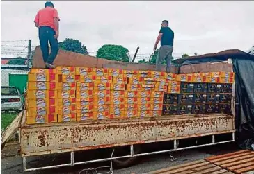  ?? PIC COURTESY OF SARAWAK CUSTOMS DEPARTMENT ?? The lorry loaded with crates of beer was parked by the roadside in Jalan Spring, Lutong, near Miri.