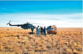  ??  ?? La cápsula espacial cayó en un campo de Kazajistán.