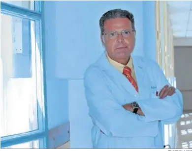  ?? MATILDE DE LA CRUZ ?? El doctor Enrique Raya es el jefe de Servicio de Reumatolog­ía en Hospital Clínico San Cecilio de Granada.
