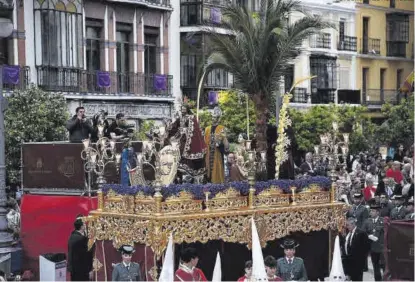  ?? FOTOS: ANDRÉS RODRÍGUEZ ?? La Borriquita A su llegada a la carrera oficial, en la plaza de España. ▷