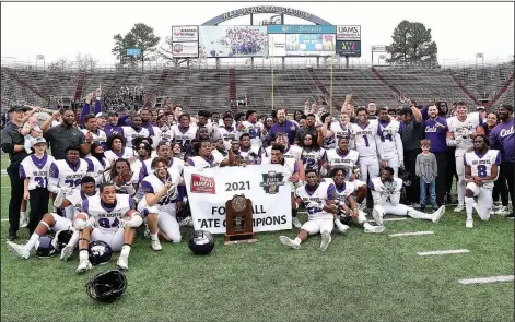  ?? Penny Chanler/Special to News-Times ?? Champions: El Dorado punctuated last year's 11-2 season with a 27-17 win over Greenwood in the 6A State championsh­ip game at War Memorial Stadium. Coach Steven Jones doesn't believe this year's team will take it easy after last year's success.