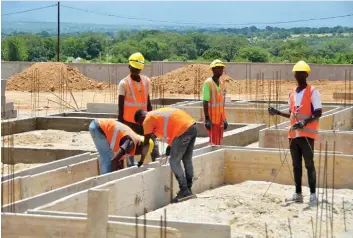  ?? ARIMATEIA BAPTISTA | EDIÇÕES NOVEMBRO ?? Construção de mais escolas e hospitais em todos os municípios vai melhorar situação social