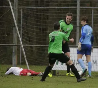  ?? FOTO KOEN FASSEUR ?? De spelers van Sint-Job werden moedeloos toen Vos in het slot de 0-1 scoorde.