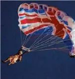  ??  ?? Zelfspot, een wezenlijk onderdeel van de Spelen in Londen. De Britten braken met 110 jaar olympische stijfdefti­gheid door de Queen uit een helikopter te droppen.
FOTO REUTERS