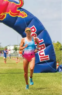  ?? ?? RIGHT Emma Pallant-Browne runs to second-place at the Challenge Championsh­ip
