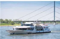  ??  ?? Die Eventyacht MS RheinPoesi­e nimmt ihre Gäste mit zu einem Kurzurlaub auf den Rhein.