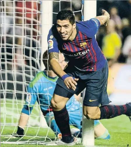  ??  ?? Un sonriente Luis Suárez se dispone a celebrar el gol del triunfo barcelonis­ta, anoche en Vallecas