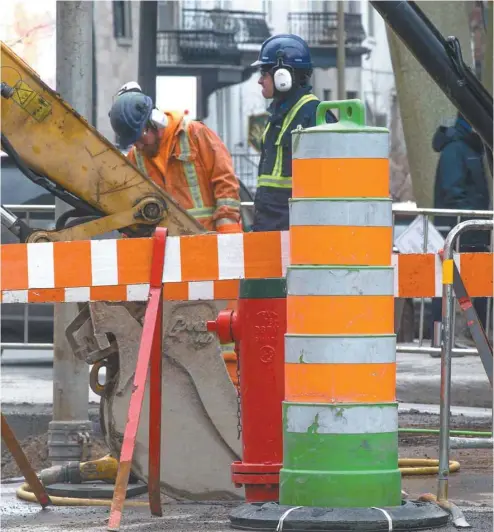  ?? JACQUES NADEAU LE DEVOIR ?? Le modèle de cône cylindriqu­e que l’on trouve le plus fréquemmen­t aux abords des chantiers est le T-RV-7.