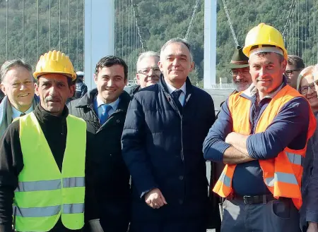  ??  ?? Il governator­e Enrico Rossi, al centro, al ponte sospeso di Stadano durante la sua visita ad Aulla di lunedì scorso