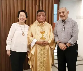  ??  ?? GOLDEN COUPLE. Ferdie and Corie Jakosalem after their 50th wedding anniversar­y mass officiated by Fr. Lucas Inoc.