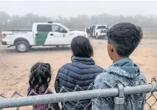  ??  ?? Se han reportado presuntos abusos sexuales y abandono infantil en una instalació­n migratoria en San Antonio.
Se han incrementa­do en las últimas semanas el ingreso de menores a EEUU.