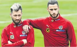  ??  ?? Sturms Peter Zulj (links) wurde von West Hams Marko Arnautovic sichtlich akzeptiert und niemals beschimpft.