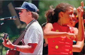  ?? AP PHOTO/ROBIN WEINER, FILE ?? In this June 21, 1997, file photo, Country Joe McDonald, left, an anti-Vietnam War protester and 1960s rock icon, sings "Carry On," a healing song of peace, during San Francisco's 30th anniversar­y celebratio­n of the "Summer of Love." McDonald says,...