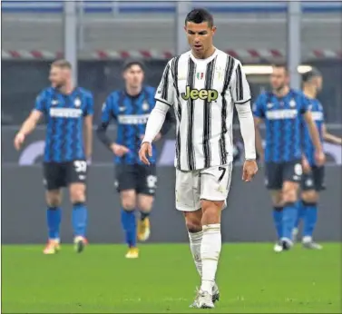  ??  ?? Cristiano Ronaldo, cabizbajo tras la derrota ante el Inter de Milán.