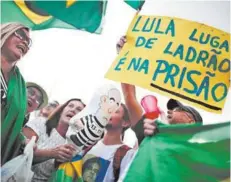  ??  ?? ► Una protesta contra Lula, ayer en Curitiba.