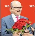  ?? Foto: dpa ?? Blumen für den Sieger: Erwin Sellering bleibt Ministerpr­äsident.