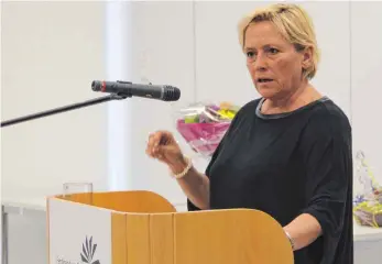  ?? FOTO: ANJA SCHUSTER ?? Susanne Eisenmann spricht vor rund 200 Zuhörern über die Themen Lehrermang­el, Grundschul­empfehlung und Fremdevalu­ation. Letztere werde es in der jetzigen Form in Zukunft nicht mehr geben, kündigt die Kultusmini­sterin an. So könne viel Verwaltung­sarbeit...