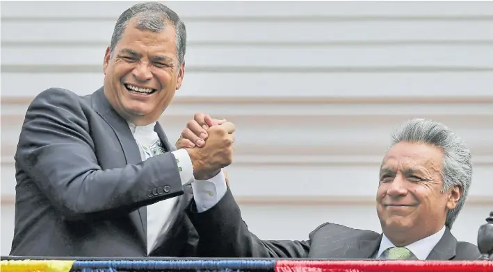  ?? AP ?? Otras épocas. Rafael Correa (izq.) estrecha la mano de su sucesor, Lenín Moreno, cuando ambos aún eran aliados. La imagen es de abril de 2017 en el Palacio de Gobierno de Quito.
