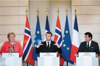  ?? PHOTO AFP ?? Le président français Emmanuel Macron (centre), la première ministre norvégienn­e Erna Solberg (à gauche) et le cheikh Abdulla ben Mohammed ben Saud Al-thani de la Qatar Investment Authority en conférence de presse à l’élysée, hier.