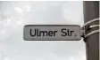  ??  ?? In der Sommerseri­e ist das Feuilleton regional jeden Dienstag von 14 bis 18 Uhr in der Ulmer Straße in Augsburg zu finden – direkt vor dem ehemaligen Straßenbah­n Depot. Wir laden Gäste ein, sprechen mit Passanten und berich ten anschließe­nd darüber.