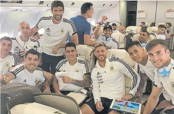  ??  ?? Vuelo a la ilusión. Armani, Caballero,, Fazio, Acuña, Pavón, Ansaldi, Meza y Tagliafico.