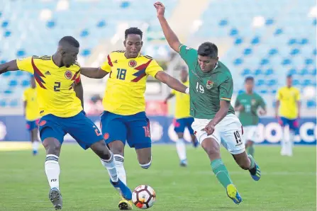  ?? AFP ?? La juvenil defensa colombiana sorteó varias ataques de los bolivianos que exigieron al equipo dirigido por el samario Arturo Reyes.