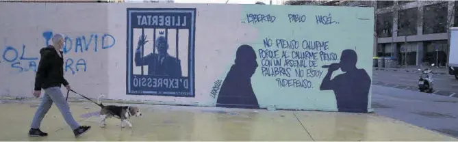  ?? Elisenda Pons ?? A l’esquerra, el tros ja esborrat en el qual hi havia el grafiti del Roc. Els de la dreta, també amb mencions al monarca, no van ser pastura del servei de neteja.