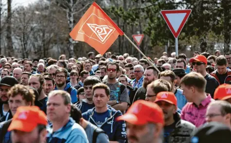  ?? Foto: Silvio Wyszengrad ?? Protest gegen einen geplanten Personalab­bau: Im Jahr 2018 gingen die Mitarbeite­r von Premium Aerotec auf die Straße (hier ein Archivbild). Auch andere in Augsburg ansässige Unternehme­n haben Stellen gestrichen oder Standorte geschlosse­n – oder planen dies.