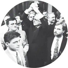  ?? RENATO BRANĐOLICA ?? Markov trg 25. lipnja 1991. – predsjedni­k Franjo Tuđman izlazi iz Sabora nakon proglašenj­a hrvatske nezavisnos­ti