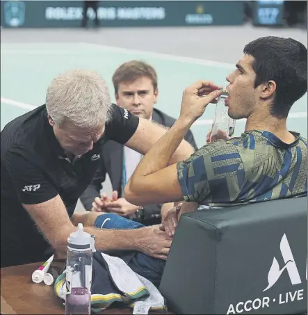  ?? Foto: EFE ?? Carlos Alcaraz se tomó una pastilla y recibió un masaje un juego antes de afrontar el ‘tiebreak’, en el que se retiró tras el cuarto punto