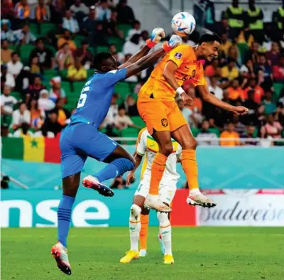  ?? AP ?? Eduard Mendy (30) trata de golpear la pelota ante Gakpo (23), quien cabecea a gol.