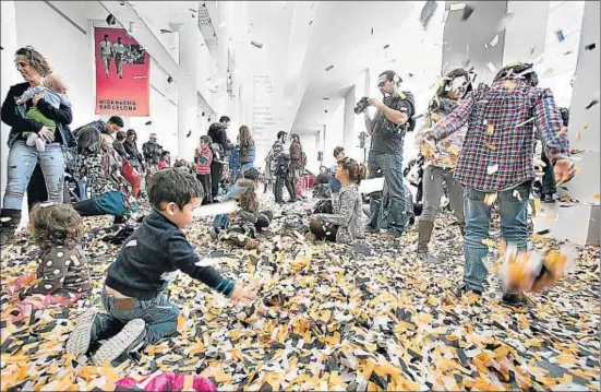  ?? MAITE CRUZ ?? El happening de confeti, una de las actividade­s que se realizaron ayer en el Macba pensadas para el público familiar