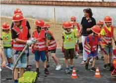  ?? Foto: Michaela Krämer ?? Die kleinen Löschmeist­er von der Kinderfeue­rwehr Lauterbrun­n waren schnell am Brandherd. „Wir brauchen mehr Wasser“, sagte Max.